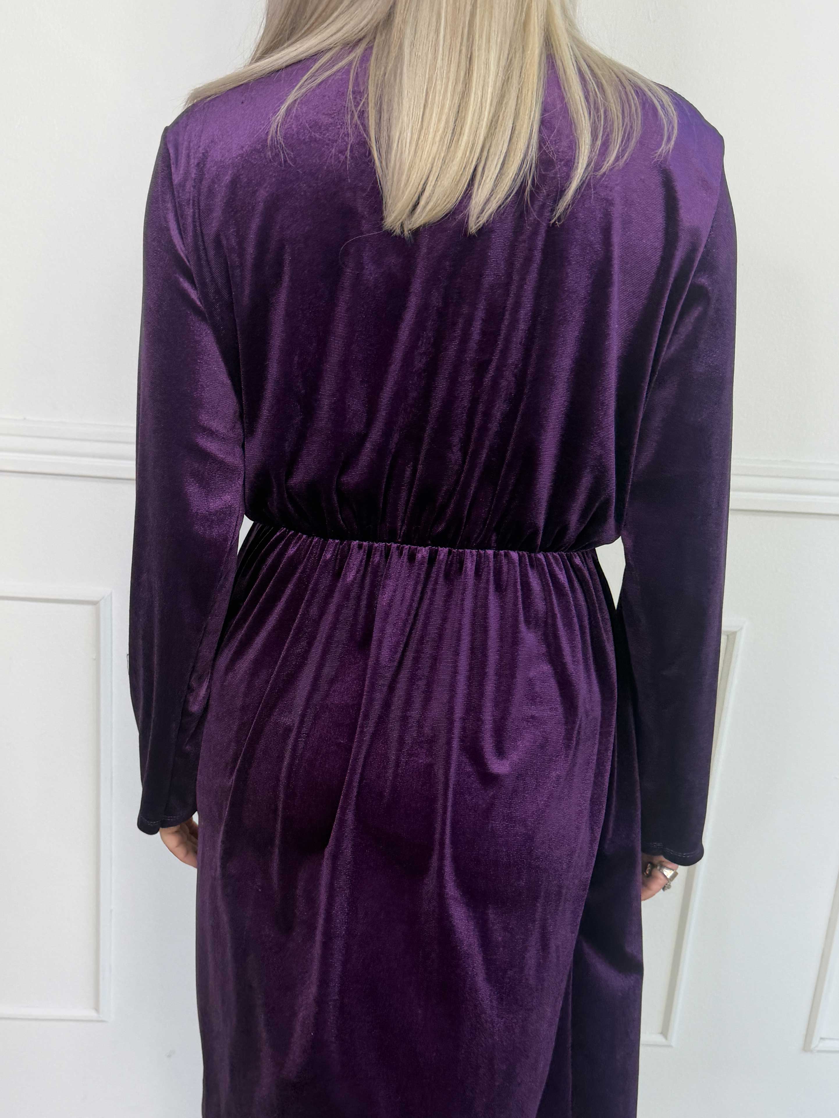 Sinda - Velourkjole med slå-om effekt og spænde